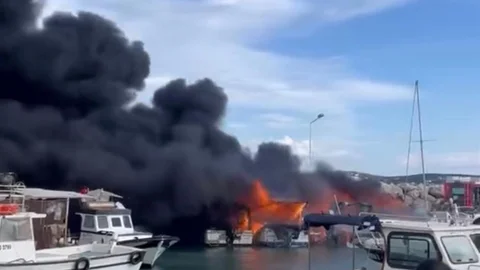 Çeşme'de Tekne Yangını Tehlike Yarattı