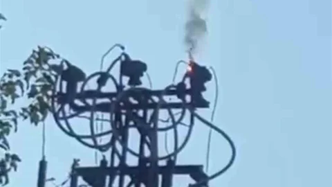 Siirt'te Elektrik Direğinde Yangın Çıktı