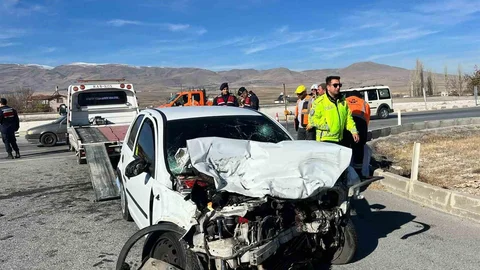 Niğde'de otomobil ve kamyon çarpıştı