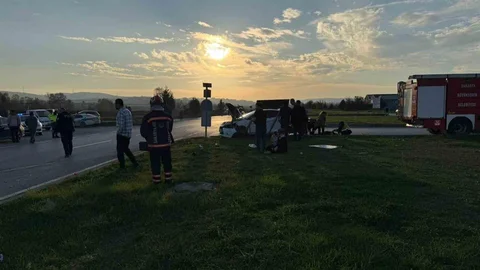 Sakarya'da İki Otomobil Çarpıştı