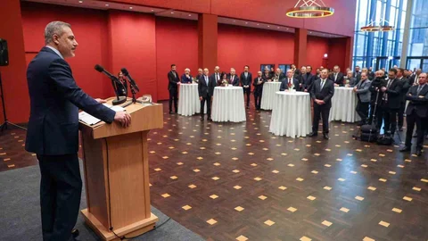 Hakan Fidan Berlin Büyükelçiliğini Ziyaret Etti