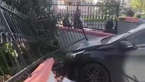 Kocaeli'de Freni Çekilmeyen Araç Duvarı Yıktı