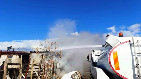 Kütahya'da Ahır Yangını Kontrol Altına Alındı