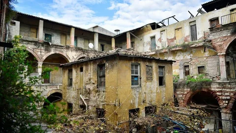 Fatih'te Tarihi Şekerci Han Yenileniyor