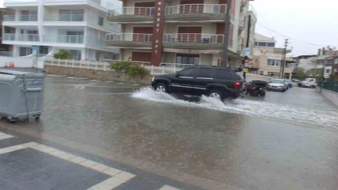 Burhaniye'de Sağanak Yağış Etkili Oldu