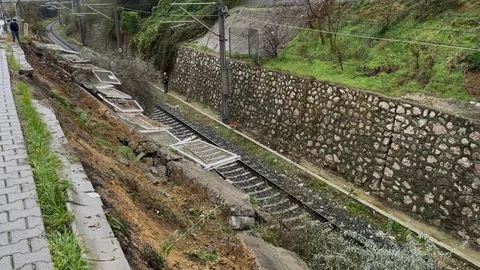 Bandırma'da İstinat Duvarı Çöktü