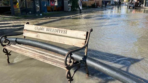 Çeşme'de Sağanak Yağmur Sele Neden Oldu