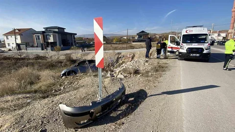 Çorum'da Yoldan Çıkan Araç Taşlık Alanda Asılı Kaldı