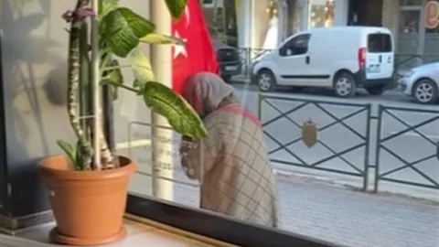 Türk Bayrağını Öpen Kadının Görüntüsü Eskişehir'de Paylaşıldı