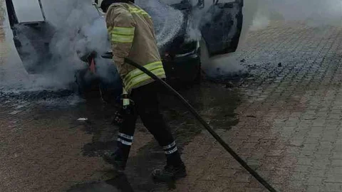 Mardin'de Kamyonet Yangını Söndürüldü