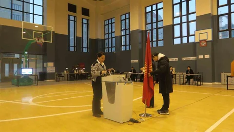 Kırgızistan'da Erken Seçimler Başladı