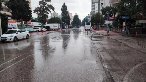Adana'da Kuvvetli Yağış Başladı