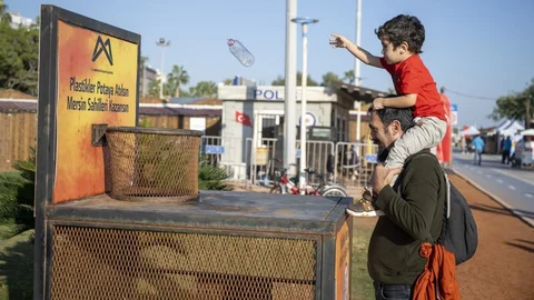 Mersin Sahilleri Plastiksizleşiyor: 10 Ayda Yarım Milyon Pet Şişe Denizden Kurtarıldı