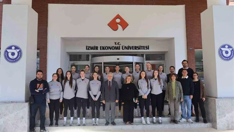 İEÜ Set Vermeden Şampiyon Oldu