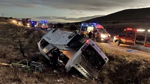 Afyonkarahisar'da Yolcu Otobüsü Devrildi: 2 Ölü, 21 Yaralı