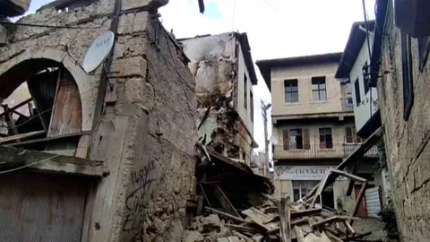 Mersin'de Eski Bina Çöktü