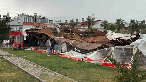 Bozyazı’da Hortum: Çatılar Çöktü, Evler ve İş Yerleri Zarar Gördü