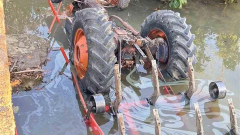 Samsun'da Traktör Sulama Kanalına Devrildi
