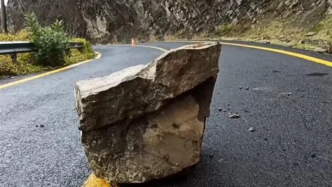 Tekirdağ'da Kaya Parçaları Yola Düştü