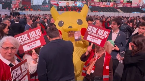 CHP Kurultayı'nda Pikachu Kostümü Dikkat Çekti