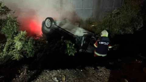 Bozyazı’da Elektrikli Araç Seraya Çarpıp Ters Döndü, Batarya Alev Aldı! Sürücü Yaralı Kurtuldu