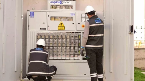 İstanbul'da İzinsiz Kazılar Elektrik Kesintisi Yaratıyor