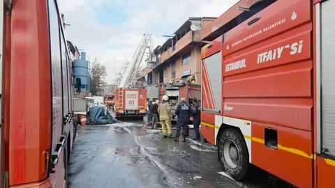 Başakşehir'de Plastik İmalathanesinde Yangın Çıktı