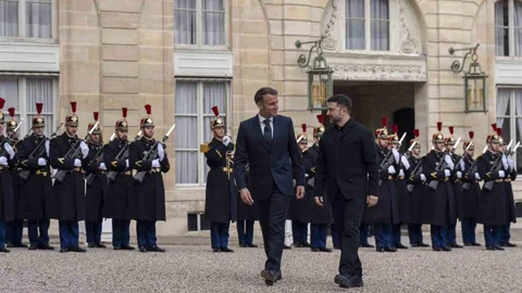 Zelenskiy ve Macron Paris'te Buluştu
