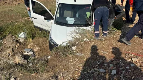 Batman’da Su Kanalına Düşen Otomobil