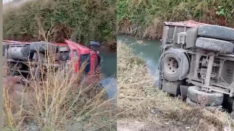 Karaduvar’da Kamyon Dereye Uçtu, Sürücü Kendi İmkanlarıyla Araçtan Çıktı