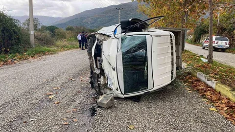 İzmir'de Kamyonet Devrildi, Yaralılar Var