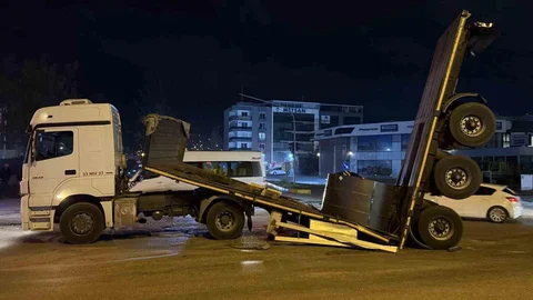 Hatay'da Tır Dorsesi Ortadan İkiye Ayrıldı