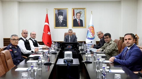 Mersin’de Suçlulara Göz Açtırılmıyor: 823 Kişi Yakalandı, 1396 Araç Trafikten Men Edildi