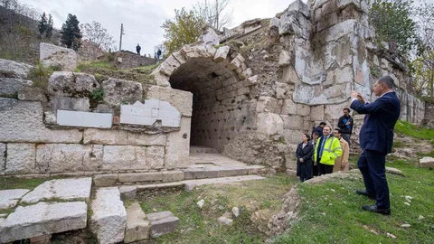 Smyrna Tiyatrosu Yeniden Hayat Buluyor