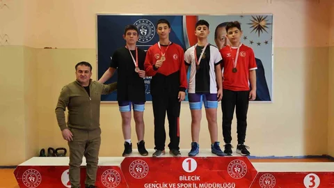 Bilecik'te Gençler Güreşte Mücadele Verdi