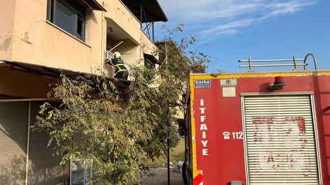 Kırıkhan'da Çatıda Mahsur Kalan Kedi Kurtarıldı
