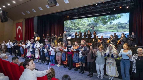 Mersin’de Anadolu’dan Ezgiler Gecesi: Salon Halaylarla İnledi