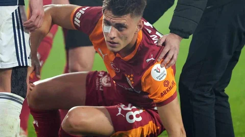 Galatasaraylı Futbolcuya Çakmak Atan Taraftar Yakalandı