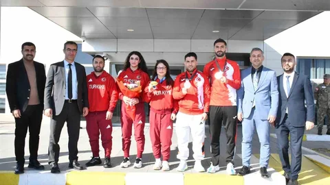 Şırnaklı Milli Sporculara Coşkulu Karşılama