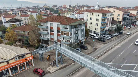 Kocaeli'de Üst Geçit Yıkıldı