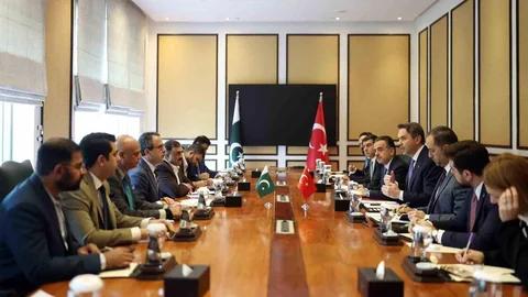 Bakan Bayraktar Pakistan'da 5 Anlaşma İmzaladı