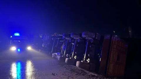 Bilecik'te Devrilen Tırda Sürücü Yaralandı