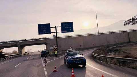 Afyonkarahisar'da Yoğun Sis Nedeniyle Yol Kapatıldı