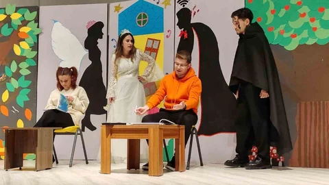 Kütahya'da Minik Öğrenciler İçin Tiyatro Gösterisi