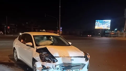 Toroslar'da Trafik Kazası: Hüseyin Okan Merzeci Bulvarı'nda Çarpışma, 1 Yaralı