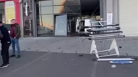 Diyarbakır'da Araç Dükkanına Girdi