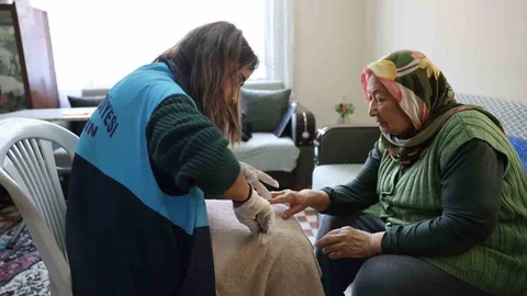 Akdeniz Belediyesi 2025’te 500 Haneye Ulaştı: Yaşlı ve Yalnızların Evini Temizledi, Bakımını Yaptı