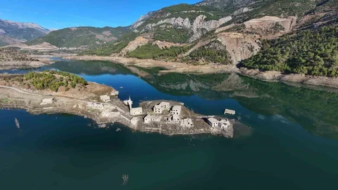 Kuraklıkta Korkutan Boyut: Anamur’da Alaköprü Barajı Kurudu, Sular Altında Kalan Köy ve Cami Minaresi Gün Yüzüne Çıktı
