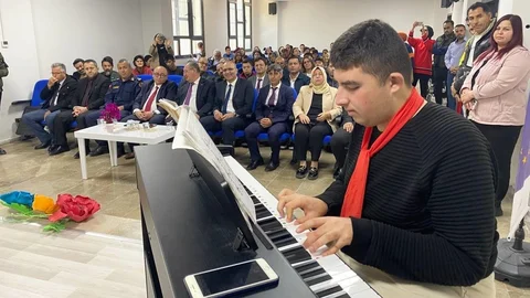 Erdemli Özel Eğitim Okulu’nda Renkli 3 Aralık: Özel Çocuklar Coşturdu, Protokol Ayakta Alkışladı