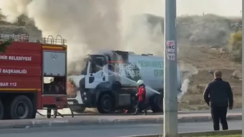 Toroslar'da Seyir Halindeki Çöp Kamyonu Alev Aldı!